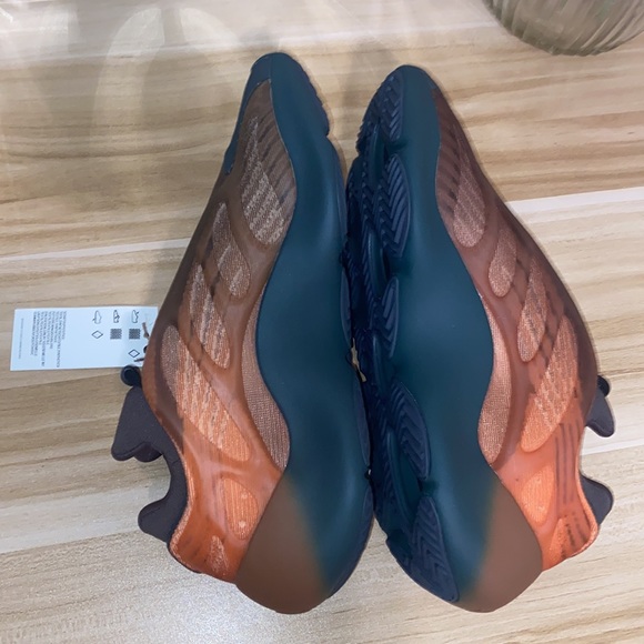 🚨🚨NEW YEEZY 700🚨🚨 size 9.5 - Picture 5 of 7